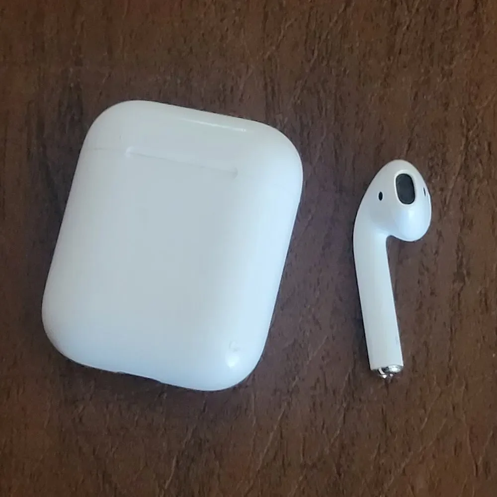 Apple AirPods 2nd Gen RIGHT Earbud A2032 with charging case